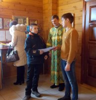 Молодежь Гомельской епархии поздравила прихожан с праздником Сретения Господня и Днем молодежи