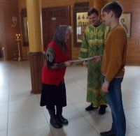 Молодежь Гомельской епархии поздравила прихожан с праздником Сретения Господня и Днем молодежи