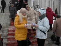 Молодежь Гомельской епархии поздравила прихожан с праздником Сретения Господня и Днем молодежи