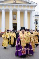 Преосвященнейший Стефан, духовенство Свято-Петро-Павловского кафедрального собора и верующие встретили крест-мощевик и ковчег с частицей мощей св.блж.Матроны Московской