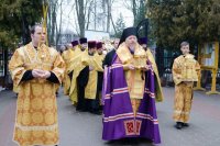 Преосвященнейший Стефан, духовенство Свято-Петро-Павловского кафедрального собора и верующие встретили крест-мощевик и ковчег с частицей мощей св.блж.Матроны Московской