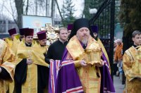 Преосвященнейший Стефан, духовенство Свято-Петро-Павловского кафедрального собора и верующие встретили крест-мощевик и ковчег с частицей мощей св.блж.Матроны Московской