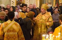 Преосвященнейший Стефан, духовенство Свято-Петро-Павловского кафедрального собора и верующие встретили крест-мощевик и ковчег с частицей мощей св.блж.Матроны Московской