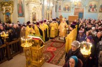 Преосвященнейший Стефан, духовенство Свято-Петро-Павловского кафедрального собора и верующие встретили крест-мощевик и ковчег с частицей мощей св.блж.Матроны Московской