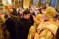 Преосвященнейший Стефан, духовенство Свято-Петро-Павловского кафедрального собора и верующие встретили крест-мощевик и ковчег с частицей мощей св.блж.Матроны Московской