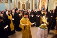 Преосвященнейший Стефан, духовенство Свято-Петро-Павловского кафедрального собора и верующие встретили крест-мощевик и ковчег с частицей мощей св.блж.Матроны Московской