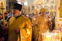 Преосвященнейший Стефан, духовенство Свято-Петро-Павловского кафедрального собора и верующие встретили крест-мощевик и ковчег с частицей мощей св.блж.Матроны Московской