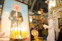 Преосвященнейший Стефан, духовенство Свято-Петро-Павловского кафедрального собора и верующие встретили крест-мощевик и ковчег с частицей мощей св.блж.Матроны Московской