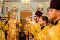 Преосвященнейший Стефан, духовенство Свято-Петро-Павловского кафедрального собора и верующие встретили крест-мощевик и ковчег с частицей мощей св.блж.Матроны Московской