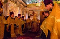 Преосвященнейший Стефан, духовенство Свято-Петро-Павловского кафедрального собора и верующие встретили крест-мощевик и ковчег с частицей мощей св.блж.Матроны Московской