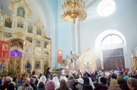 Преосвященнейший Стефан возглавил Божественную литургию Преждеосвященных Даров в Свято-Успенском соборе г.Речицы