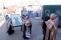 Продолжается Крестный ход  ковчега с частицей мощей святой блаженной Матроны Московской и древней святыни - чудотворного Креста с частицей Ризы Господней