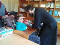 Священник посетил Речицкий интернат для детей с физическими отклонениями Священник посетил Речицкий интернат для детей с физическими отклонениями