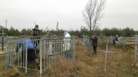 Прихожане совместно с духовенством навели порядок на кладбищах