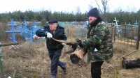 Прихожане совместно с духовенством навели порядок на кладбищах