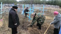 Прихожане совместно с духовенством навели порядок на кладбищах