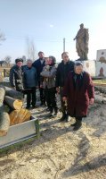 Прихожане и священнослужитель благоустроили братскую могилу Прихожане и священнослужитель благоустроили братскую могилу
