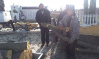Прихожане и священнослужитель благоустроили братскую могилу Прихожане и священнослужитель благоустроили братскую могилу