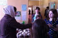 Сладкий подарок и теплое слово для маленьких пациентов