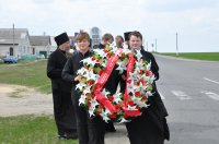 Преосвященнейший Стефан возложил цветы к памятнику отселенным вследствие катастрофы на Чернобыльской АЭС деревням Преосвященнейший Стефан возложил цветы к памятнику отселенным вследствие катастрофы на Чернобыльской АЭС деревням