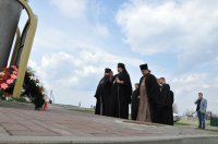 Преосвященнейший Стефан возложил цветы к памятнику отселенным вследствие катастрофы на Чернобыльской АЭС деревням Преосвященнейший Стефан возложил цветы к памятнику отселенным вследствие катастрофы на Чернобыльской АЭС деревням