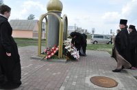 Преосвященнейший Стефан возложил цветы к памятнику отселенным вследствие катастрофы на Чернобыльской АЭС деревням Преосвященнейший Стефан возложил цветы к памятнику отселенным вследствие катастрофы на Чернобыльской АЭС деревням