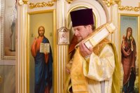 Вечернее богослужение в Свято-Петро-Павловском кафедральном соборе города Гомеля