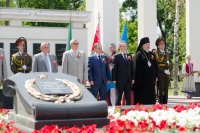 Преосвященнейший Стефан принял участие в церемонии возложения цветов к памятнику на Аллее Героев в г.Гомеле