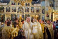 Преосвященнейший Стефан возглавил вечернее богослужение с чтением Акафиста Пресвятой Владычицы нашей Богородицы нараспев в Свято-Петро-Павловском кафедральном соборе города Гомеля.