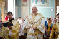 Преосвященнейший Стефан возглавил вечернее богослужение с чтением Акафиста Пресвятой Владычицы нашей Богородицы нараспев в Свято-Петро-Павловском кафедральном соборе города Гомеля.