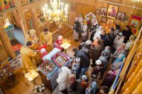 Преосвященнейший Стефан возглавил Божественную литургию в храме иконы Божией Матери "Тихвинская" д. Ченки. Преосвященнейший Стефан возглавил Божественную литургию в храме иконы Божией Матери "Тихвинская" д. Ченки.