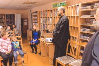 В Буда-Кошелевской центральной районной библиотеке состоялась встреча духовенства Гомельской епархии и приходских координаторов с молодежью