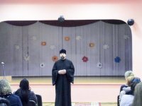 Священнослужитель принял участие в общешкольном родительском собрании «Роль семьи в воспитании современных детей. Безопасное детство»
