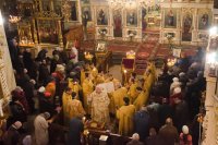 Вечернее богослужение с чтением акафиста Пресвятой Богородице нараспев