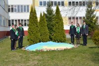 Священнослужитель принял участие в посадке аллеи дружбы на территории школы Священнослужитель принял участие в посадке аллеи дружбы на территории школы