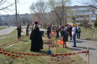 Священнослужитель принял участие в посадке аллеи дружбы на территории школы Священнослужитель принял участие в посадке аллеи дружбы на территории школы
