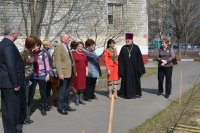Священнослужитель принял участие в посадке аллеи дружбы на территории школы Священнослужитель принял участие в посадке аллеи дружбы на территории школы