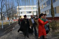 Священнослужитель принял участие в посадке аллеи дружбы на территории школы Священнослужитель принял участие в посадке аллеи дружбы на территории школы