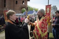 В храмы Гомеля в сопровождении звонницы с крестным ходом был доставлен Благодатный Огонь