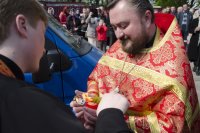 В храмы Гомеля в сопровождении звонницы с крестным ходом был доставлен Благодатный Огонь