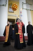 В храмы Гомеля в сопровождении звонницы с крестным ходом был доставлен Благодатный Огонь