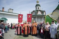 В храмы Гомеля в сопровождении звонницы с крестным ходом был доставлен Благодатный Огонь