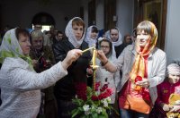 В храмы Гомеля в сопровождении звонницы с крестным ходом был доставлен Благодатный Огонь