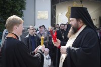 В храмы Гомеля в сопровождении звонницы с крестным ходом был доставлен Благодатный Огонь