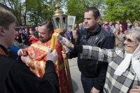 В храмы Гомеля в сопровождении звонницы с крестным ходом был доставлен Благодатный Огонь