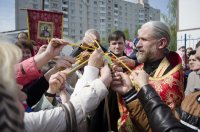 В храмы Гомеля в сопровождении звонницы с крестным ходом был доставлен Благодатный Огонь