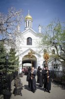 В храмы Гомеля в сопровождении звонницы с крестным ходом был доставлен Благодатный Огонь