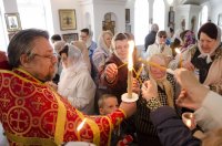 В храмы Гомеля в сопровождении звонницы с крестным ходом был доставлен Благодатный Огонь