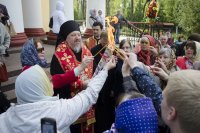 В храмы Гомеля в сопровождении звонницы с крестным ходом был доставлен Благодатный Огонь