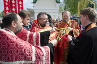 В храмы Гомеля в сопровождении звонницы с крестным ходом был доставлен Благодатный Огонь